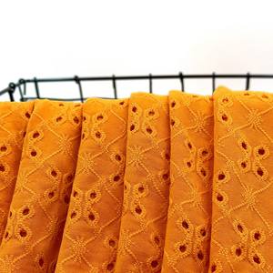 Tissu jacquard en jersey extensible en polyester personnalisé, léger, à motifs floraux, avec trous d'aération, soluble à l'eau, avec logo pour robe - Product Image 1