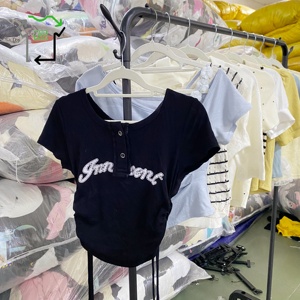 <span class=keywords><strong>Abbigliamento</strong></span> Usato Donna: Bluse a Maniche Corte in Maglia, Stili Misti, Vendita all'Ingrosso <span class=keywords><strong>di</strong></span> <span class=keywords><strong>Abbigliamento</strong></span> <span class=keywords><strong>Femminile</strong></span> <span class=keywords><strong>di</strong></span> Seconda Mano - Product Image 3