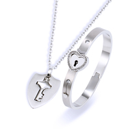 Ensemble de bijoux tendance pour couple, cadeau en acier inoxydable, bracelet à fermoir en forme de cœur d'amour, collier avec pendentif clé assorti