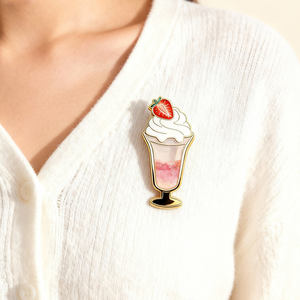 Épinglette en métal Milkshake à la <span class=keywords><strong>fraise</strong></span>, vente en gros, paillettes, sable liquide, émail, épinglette personnalisée, boissons, sable mouvant, épinglette <span class=keywords><strong>de</strong></span> revers avec carte - Product Image 3