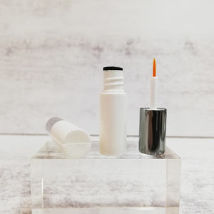Flacon d'eye-liner blanc cylindrique avec bouchon argenté, tube cosmétique vide, emballage personnalisé pour eye-liner liquide, conteneur avec logo sur mesure - Product Image 3