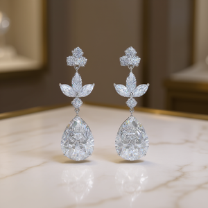 Orecchini pendenti in cristallo oro bianco E523 da donna, classici con montatura a griffe a forma di goccia d'acqua, per matrimonio - Product Image 2