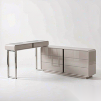 Ensemble de commodes modernes à coins arrondis et finition brillante avec coiffeuse en verre trempé pour suite d'hôtel et présentoir de salle d'exposition