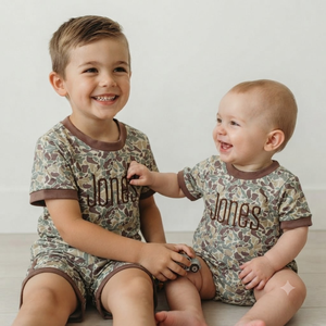 Completo Coordinato Personalizzato con Stampa Mimetica per Fratellino, Set Corto per Bambino Personalizzato, Tutina Oversize per Neonato - Product Image 1