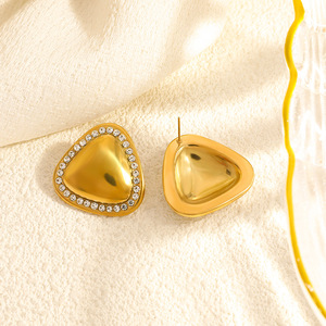 Boucles d'oreilles clous géométriques triangulaires plaquées or 18 carats avec serti clos, pour usage quotidien - Product Image 4