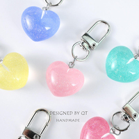 Porte-clés en résine en forme de cœur, cadeaux créatifs pour couples, breloque de sac pour filles, accessoires pour étui d'écouteurs, pendentif en forme de cœur