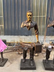 Statue de voyageur abstraite personnalisée, sculpture en bronze à la <span class=keywords><strong>cire</strong></span> perdue <span class=keywords><strong>pour</strong></span> les places et les parcs d'art moderne - Product Image 1