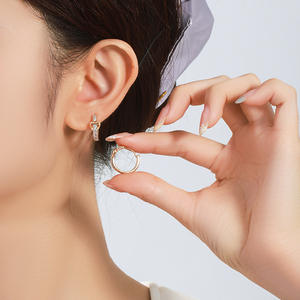 เครื่องประดับซูปิง ขายส่ง ดูไบ ต่างหูห่วงเล็กแบบ Huggie ชุบทอง 14K 18K ลายดอกไม้ วงกลม แฟชั่น สี่เหลี่ยม ประดับเพชร - Product Image 6