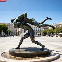 Sculpture YOUFINE en bronze coulé de deux lutteurs, statue réaliste de groupe humain nu musclé pour aménagement paysager de place en bord de mer