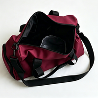 Sac de voyage en polyester pratique avec logo personnalisé, résistant à l'eau, avec poche pour articles mouillés, spacieux, avec bandoulière réglable