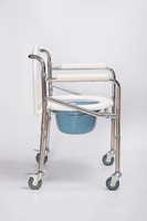 Chaise confortable avec verrou sur les roues, avec accoudoirs rembourrées