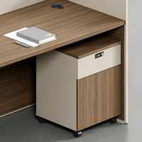 Bureau d'ordinateur moderne et contemporain avec design à panneaux pour le bureau à domicile et l'usage commercial