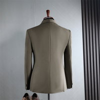 Herren Brauner Zweireiher 3-Teiliger Anzug im Italienischen Stil mit Schalkragen Luxuriöses Wickeldesign Gala Roter Teppich Designer-Abendanzug