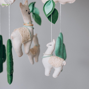 Se vende preciosa cuna de peluche de fieltro hecha a mano, color personalizado, móvil con anillo de madera - Product Image 3