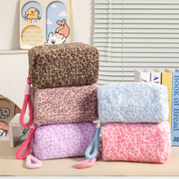 Sac cosmétique rose léopard en peluche, grande capacité, portable, avec sangle de poignet multifonctionnelle, pochette de rangement – Cadeau promotionnel