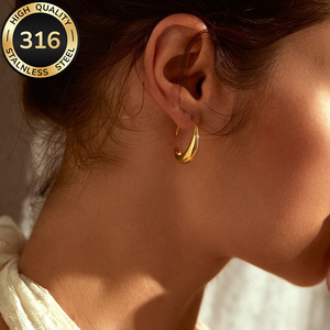 Pendientes de Metal Liorosa FX-A0495, Estilo Europeo Americano, Forma Irregular de Gancho, Modernos y Elegantes, Versátiles, Textura Simple para Mujer - Product Image 1