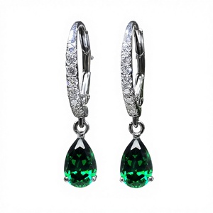 Boucles d'oreilles pendantes tendance en cristal vert et strass avec sertissage griffe pour femme, en alliage plaqué argent, coupe poire, accessoires de fête - Product Image 1
