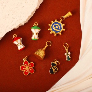 Colgante de Moda Olivia de Acero Inoxidable con Ojo de Gato, Bañado en Oro de 18k, con Diseño de Mariposa y Flor, para Hombres y Mujeres, Ideal para Manualidades - Product Image 3