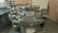 Cornet de crème glacée semi-automatique multifonctionnel commercial faisant l'équipement de machine de production de machine avec la roue universelle
