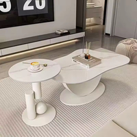 Table basse en dalle de pierre légère de luxe, mobilier moderne et minimaliste, table irrégulière pour café