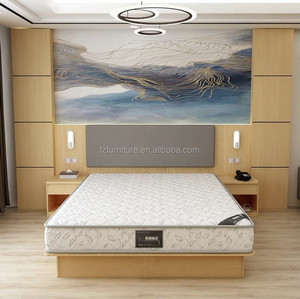 Suite complète de mobilier de chambre double pour hôtel moderne, avec lits en bois, matelas et panneaux en bois clair intégrés, pour hôtel 3 étoiles - Product Image 5