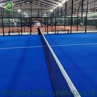 Terrain de paddle-tennis de luxe à cadre invisible Elite avec structure robuste et assemblage de verre sans joint pour hôtels et complexes de luxe