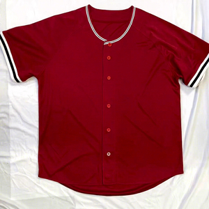 Maillot de baseball des Tigers pour hommes, rouge, manches courtes, col en V, 100% polyester, broderie du nom de l'équipe, fermeture à boutons sur le devant, coupe classique, toutes tailles - Product Image 1