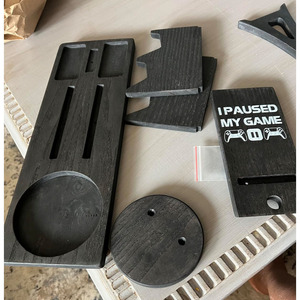 Organisateur <span class=keywords><strong>de</strong></span> jeu unique avec support pour casque, support <span class=keywords><strong>de</strong></span> té<span class=keywords><strong>l</strong></span>éphone rotatif et support <span class=keywords><strong>de</strong></span> manette. Gadget <span class=keywords><strong>de</strong></span> jeu en bois pour bureau <span class=keywords><strong>de</strong></span> jeu. - Product Image 2