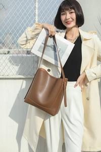 Sac Seau Femme en Cuir Véritable Personnalisable avec Logo, Grande Capacité, en Cuir de Vachette, Vente en Gros Usine - Product Image 2