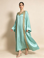 Abaya deux pièces élégante en satin avec ruban tissé coloré, col en V, longue et ouverte pour femmes musulmanes, idéale pour les occasions de fête en hiver