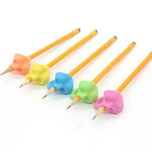 Corrector de agarre de lápiz de tres dedos, ayuda de escritura suave de TPR para niños que aprenden a escribir, soporte para bolígrafo para estudiantes de escuela primaria - Product Image 1