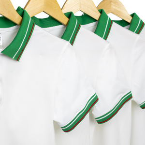 เสื้อโปโลสีขาวน้ำหนักเบา แต่งดีเทลสีเขียวอย่างมีสไตล์ ผ้าพรีเมียม ใส่สบาย เหมาะสำหรับชุดลำลองทางธุรกิจหรือชุดยูนิฟอร์มทีม - Product Image 3