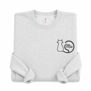 Felpa Girocollo Minimalista con Silhouette <span class=keywords><strong>di</strong></span> <span class=keywords><strong>Gatto</strong></span> Ricamata Personalizzata e Design del <span class=keywords><strong>Nome</strong></span> con Coda Circolare per Amanti dei Gatti, Regalo Personalizzato - Product Image 1