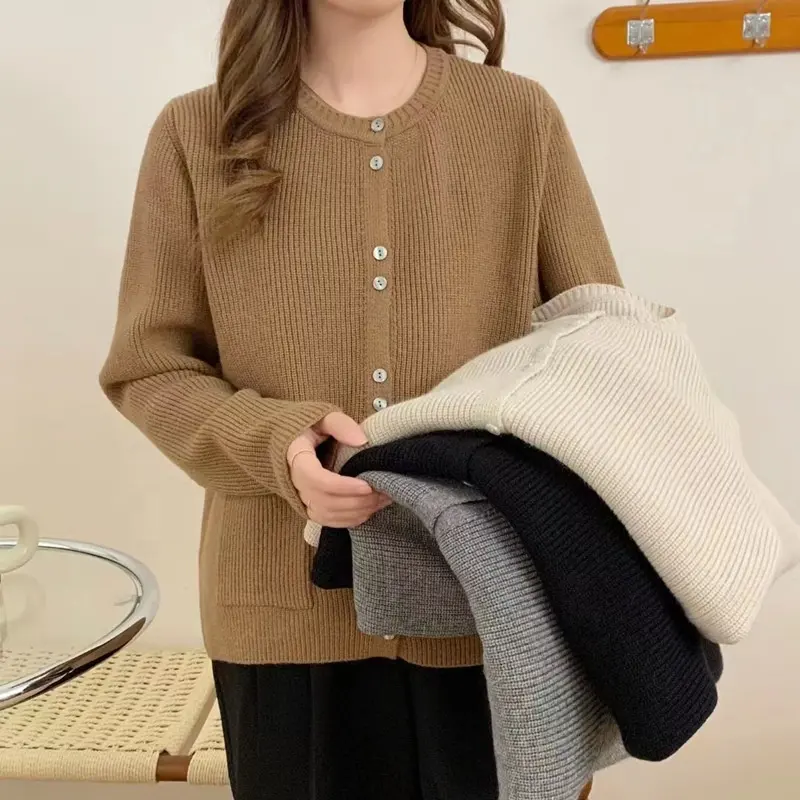 Cardigã de malha com botões estilo coreano, casaco grosso de gola redonda e manga comprida, blusa com bolsos duplos para mulheres