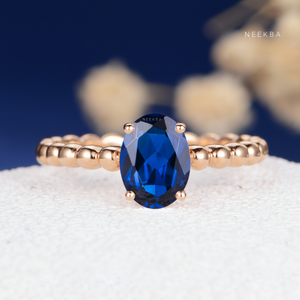 Anillo de oro rosa sólido de 14 quilates con zafiro azul cultivado en laboratorio de corte ovalado de 8*6mm con diseño de banda de cuentas clásico, joyería hecha a mano de La India - Product Image 1