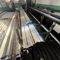 Tube carré en acier inoxydable 304/316/316L perforé 30x30mm sans soudure anti-corrosion durable pour appartement parc allée
