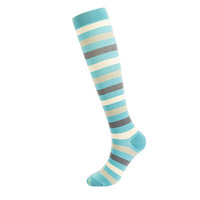 Chaussettes de compression sportives en polyester/coton tricotées à rayures dégradées pour l'automne, avec logo intégré, vente en gros