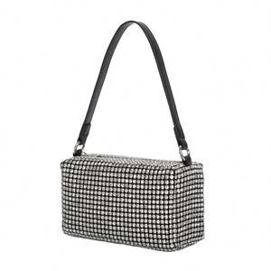 Bolsa de fiesta vintage moderna con asa de metal, nueva bandolera de moda para usar en el hombro o en la cintura. - Product Image 1