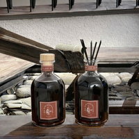 Bouteille en verre pour diffuseur de parfum personnalisée avec étiquette/logo, 1000 ml, scellée au liège, sérigraphiée, avec boîte et bâtonnets en rotin