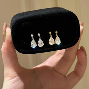 Boucles d'oreilles Star River haut de gamme en argent pur S925, zircon en forme de goutte d'eau dynamique, style tendance automne-hiver, sensation de fraîcheur - Product Image 1