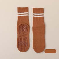 Chaussettes de Pilates antidérapantes personnalisées pour femmes Chaussettes de yoga en tube de coton tricotées en silicone antidérapantes pour le bas du sport d'automne