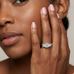 Anillo de Compromiso de Plata de Ley 925 con Tres Piedras de Diamante Cultivado en Laboratorio, Halo Clásico de Lujo para Mujer, Certificado IGI, Brahma Diamonds - Product Image 1