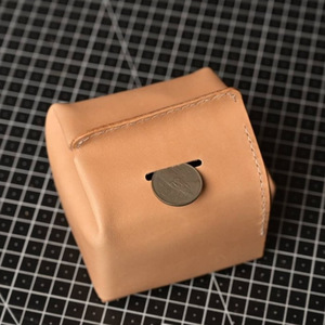 Tirelire créative en cuir PU personnalisable, tirelire minimaliste à monnayeur unidirectionnel, tirelire en forme de biberon. - Product Image 3
