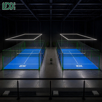 Terrain de padel panoramique standard FIP avec verre trempé de 12 mm et montants en verre renforcé pour utilisation en extérieur dans les clubs