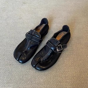 รองเท้าหนังผู้หญิงทรงสวยทันสมัยปี 2026 แบบแยกนิ้วเท้า สไตล์บาร์น หนังฟอกสี  หน้าผ้าหนังสูง  แบบสวม  พร้อมดีไซน์หัวเข็มขัดเดี่ยว - Product Image 3