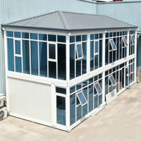 Bâtiment de bureau modulaire préfabriqué en conteneurs à deux étages avec mur entièrement vitré, toit à pignon et fenêtres oscillo-battantes