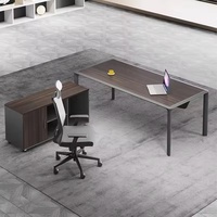 Bureau de direction en forme de L avec structure métallique et finition bois, bureau d'angle pour manager, table d'ordinateur avec armoire de rangement mobile
