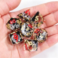 LuxeRoll – Nouvel ensemble de dés en résine 3D réaliste en forme de crâne de corbeau, 7 pièces, polyédriques, pour jeux de table D&D, dés RPG gothiques sombres