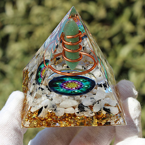 Pyramide en résine époxy Kogiya avec cristal, décoration d'intérieur avec aventurine verte et pierre de lune, impression UV, gravure interne, cadeau DIY - Product Image 4