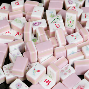 Juego de Mahjong Americano de Acrílico Rosa de Cuatro Capas de Alta Calidad de Oh My Mahjong - Ecológico y Duradero para Viajes y Juegos de Azar - Product Image 2